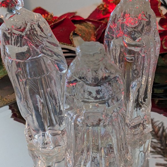 6 Piece Iridescent Glass Nativity Figures + Vibrant Needlepoint-Like Placemat - Picture 11 of 13